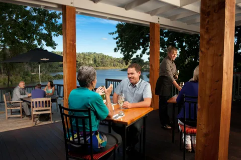 Auckland: Scenic Boat Cruise til Riverhead Tavern