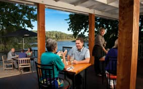 Auckland: Scenic Boat Cruise to the Riverhead Tavern