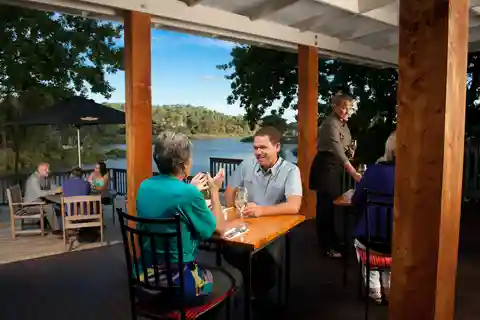 Auckland: Scenic Boat Cruise til Riverhead Tavern