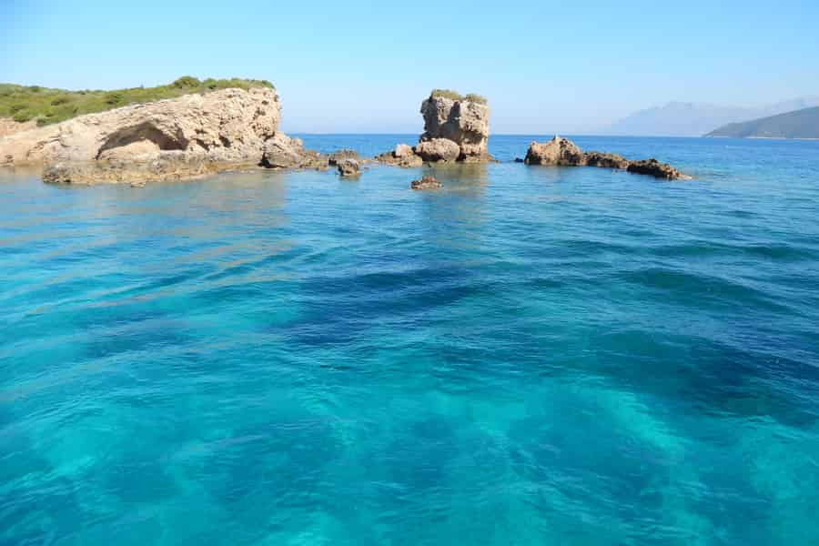 NYDRI: LEFKADA-Kreuzfahrt – Nydri – Meganisi – Kastos – Kalamos. Foto: GetYourGuide NYDRI: LEFKADA-Kreuzfahrt – Nydri – Meganisi – Kastos – Kalamos. Foto: GetYourGuide