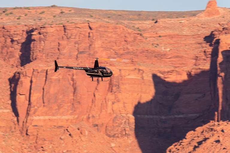 Moab: Lot helikopterem w Parku Narodowym Edge Of Canyonlands60-minutowy lot helikopterem