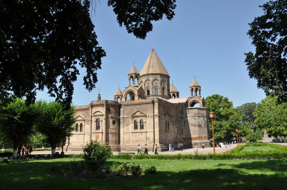 Gita di un giorno: Da Yerevan visita alla città santa di Echmiadzin | GetYourGuide