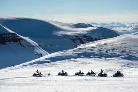 Fra Longyearbyen: 2-dagers snøscootereventyr til Pyramiden