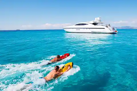 Ibiza: Strand- und Höhlenbootstour mit luxuriösen Wasserspielzeugen