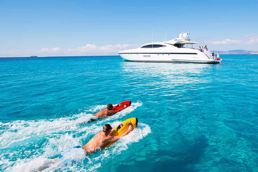 Ibiza: Strand- und Höhlenbootstour mit luxuriösen Wasserspielzeugen. Foto: GetYourGuide