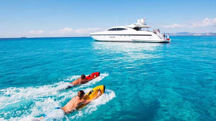 Ibiza: Paseo en barco de lujo con juguetes acuáticos