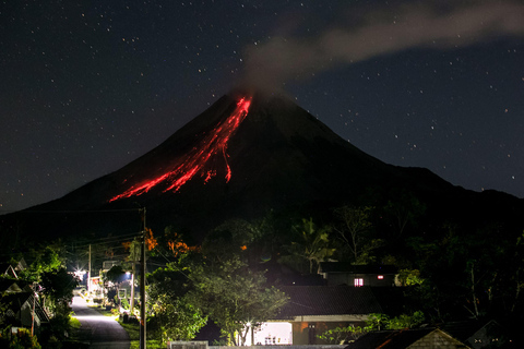 Yogyakarta: Evening at Merapi Volcano, admiring falling lava
