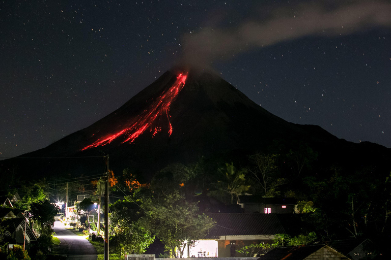 Yogyakarta: Evening at Merapi Volcano, admiring falling lava