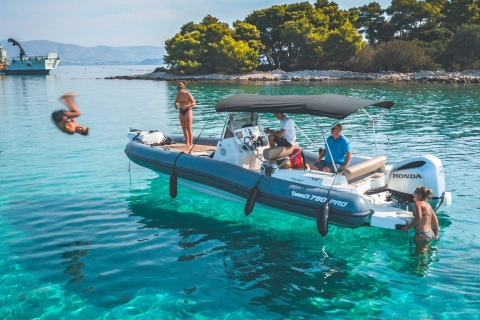 Ab Trogir: Private Bootstour Blaue Höhle, Hvar und 5 Inseln