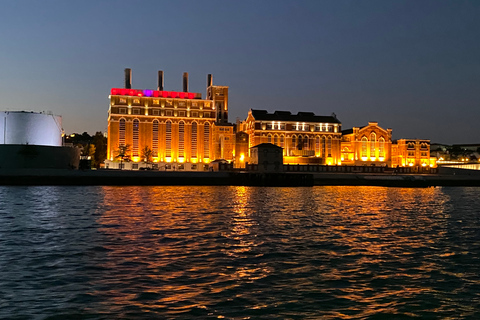 Lisbona: Crociera notturna in barca a vela di lussoLisbona: crociera notturna di lusso in barca a vela