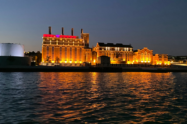 Lisbona: Crociera notturna in barca a vela di lussoLisbona: crociera notturna di lusso in barca a vela