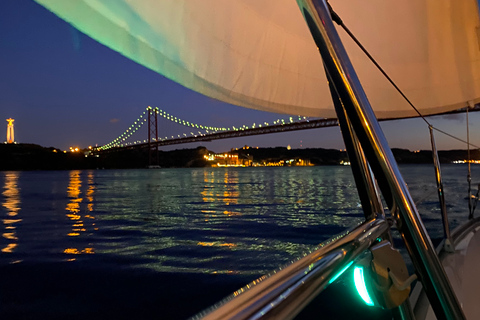 Lisbona: Crociera notturna in barca a vela di lussoLisbona: crociera notturna di lusso in barca a vela