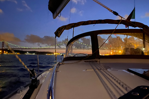 Lisbona: Crociera notturna in barca a vela di lussoLisbona: crociera notturna di lusso in barca a vela