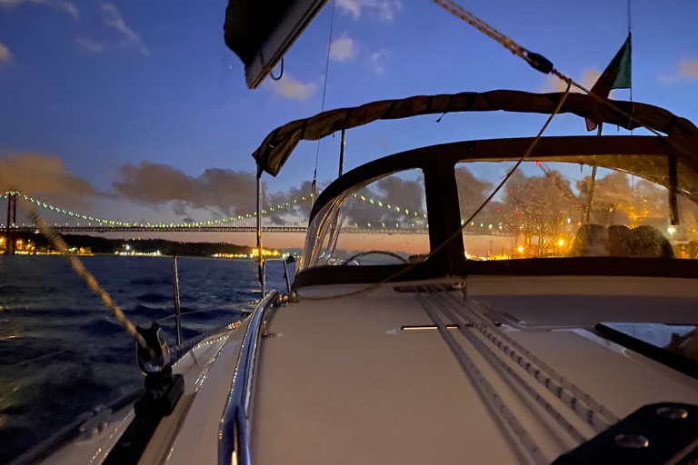 Lisbona: Crociera notturna in barca a vela di lussoLisbona: crociera notturna di lusso in barca a vela