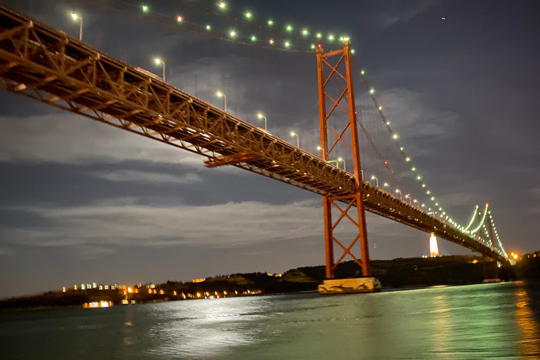 Lisbona: Crociera notturna in barca a vela di lussoLisbona: crociera notturna di lusso in barca a vela