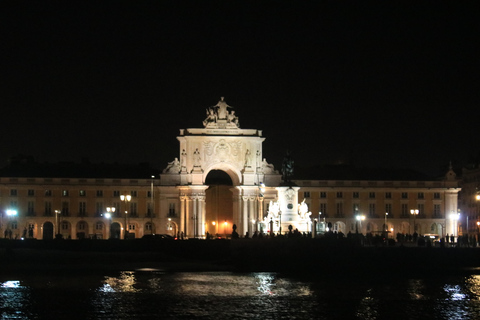 Lisbona: Crociera notturna in barca a vela di lussoLisbona: crociera notturna di lusso in barca a vela