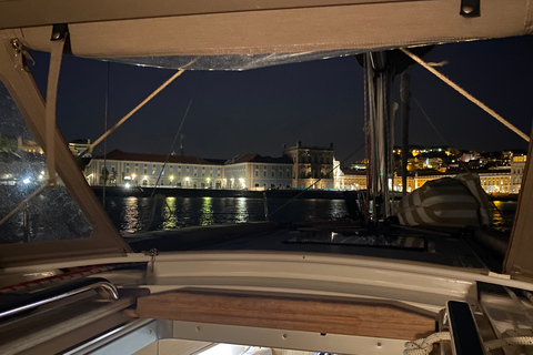 Lisbona: Crociera notturna in barca a vela di lussoLisbona: crociera notturna di lusso in barca a vela