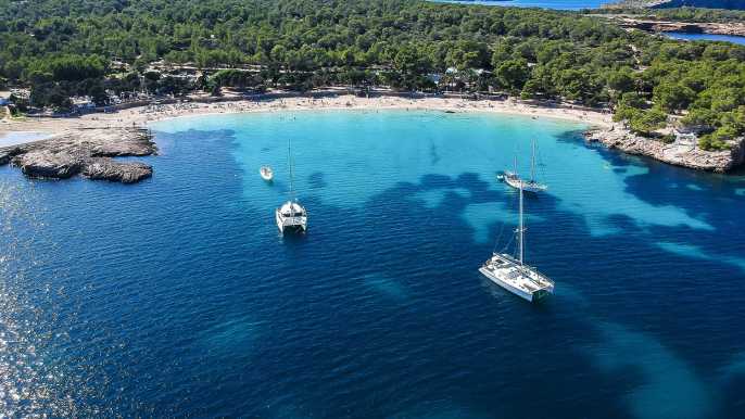 Ibiza: tour con barco, playa y cuevas