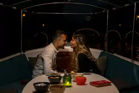 Amesterdão: Passeio de barco privado romântico à noite com Prosecco