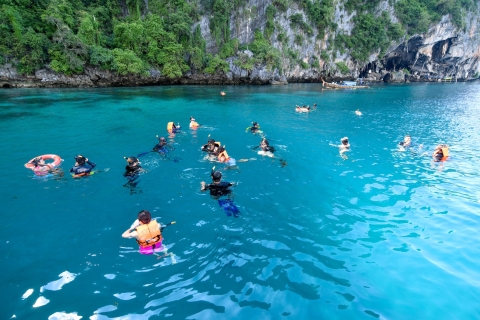 Phuket: Ganztägige Reise zu den Phi Phi Inseln mit einem LuxuskatamaranGruppentour