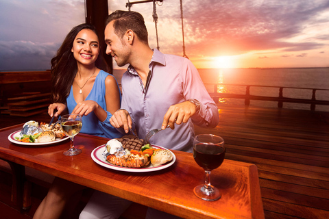 Cancún: crucero con cena romántica ColumbusMenú Surf N 'Turf