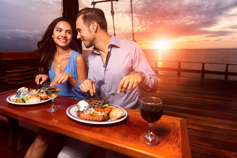 Cancún: crucero con cena romántica ColumbusMenú Surf N 'Turf