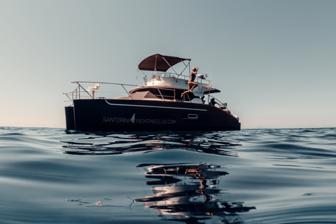 Santorini: Crociera privata in catamarano a motore CalderaCrociera giornaliera di 3 ore senza barbecue