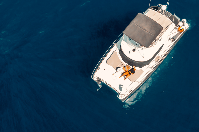 Santorini: Cruzeiro privativo em catamarã a motor pela CalderaCruzeiro diurno de 3 horas sem churrasco