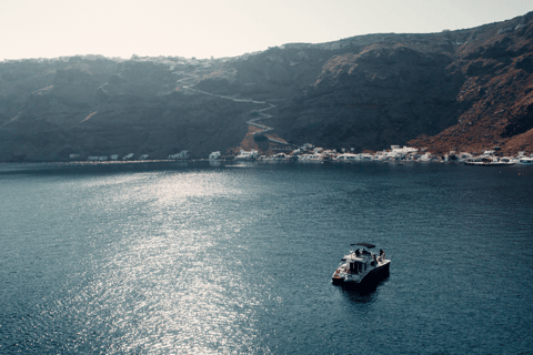 Santorini: Crociera privata in catamarano a motore CalderaCrociera giornaliera di 3 ore senza barbecue