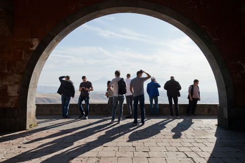 جولة جماعية: غارني، سيمفونية ستونز، جيغارد، خبز لافاشجولة جماعية: غارني، سيمفونية الأحجار، غيغارد
