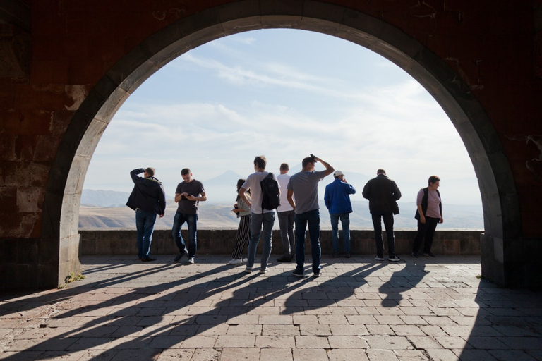 جولة جماعية: غارني، سيمفونية ستونز، جيغارد، خبز لافاشجولة جماعية: غارني، سيمفونية الأحجار، غيغارد
