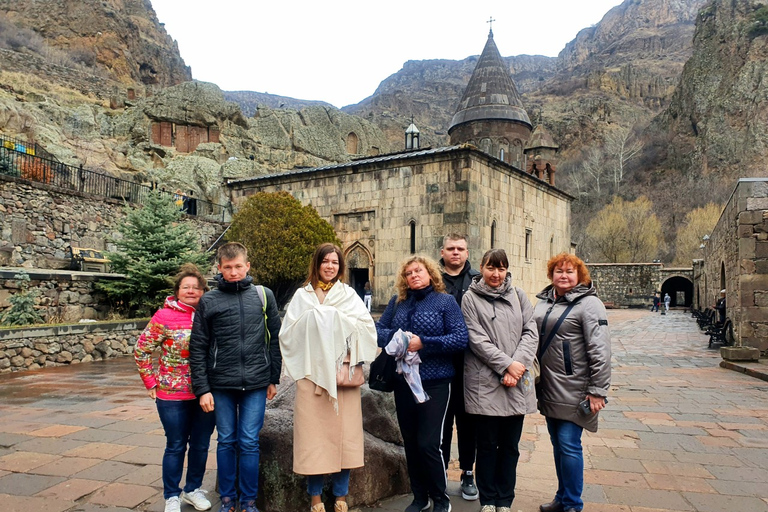 جولة جماعية: غارني، سيمفونية ستونز، جيغارد، خبز لافاشجولة جماعية: غارني، سيمفونية الأحجار، غيغارد