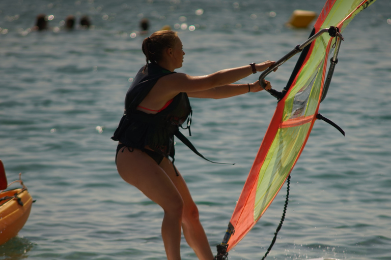 Sant Feliu de Guíxols: Costa Brava 2-stündiger Windsurfing-Kurs