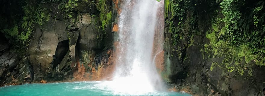 Rio Celeste, explorez la forêt tropicale et les chutes d'eau.