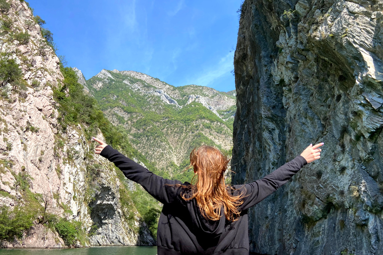 De Tirana: excursion d'une journée au lac Komani et à la rivière Shala