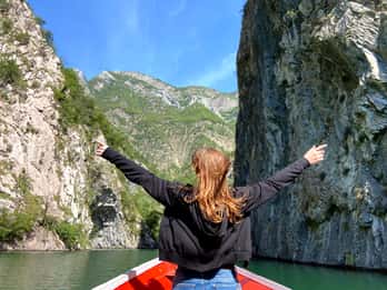 Ab Tirana: Tagesausflug zum Komani-See und zum Shala-Fluss Ab Tirana: Tagesausflug zum Komani-See und zum Shala-Fluss