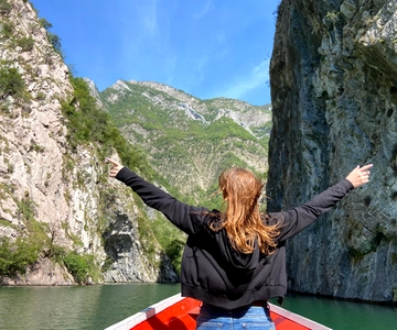 Depuis Tirana/Shkodra : excursion d'une journée au lac Komani et à la rivière Shala