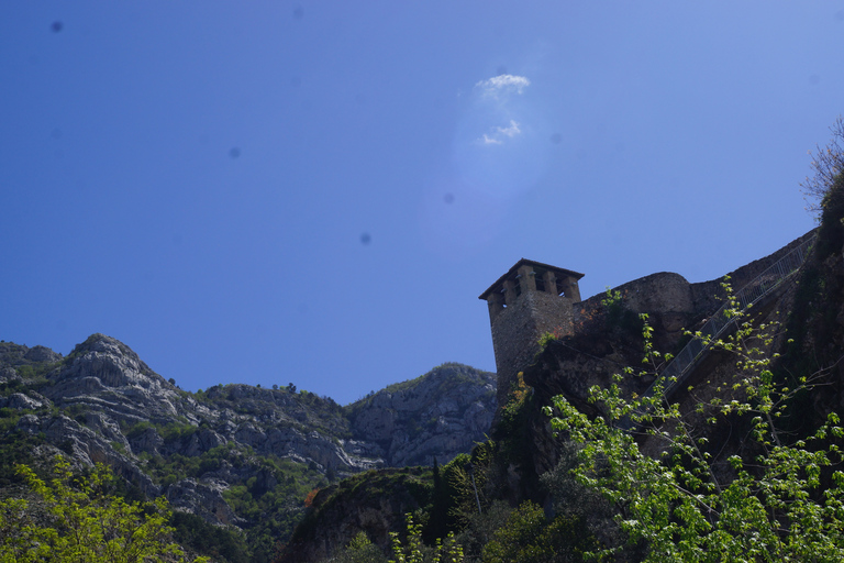 Von Tirana aus: Die Burg Kruja und der alte Basar von Tirana aus