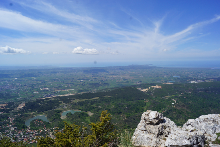 Von Tirana aus: Die Burg Kruja und der alte Basar von Tirana aus