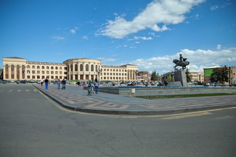 Desde Ereván: excursión de un día a la ciudad de Gyumri y Harichavank