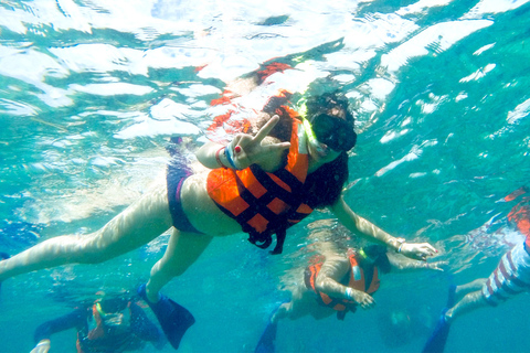 Cancún: Isla Mujeres katamarankryssning med snorkling