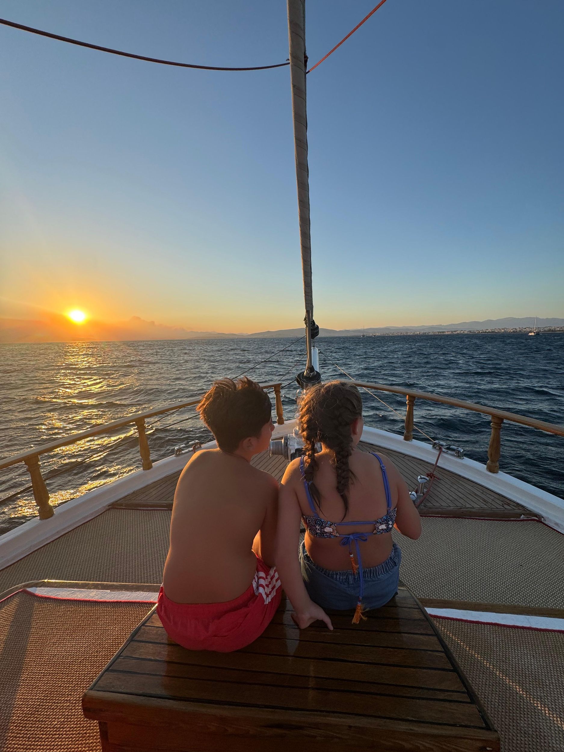 Sonnenuntergangsfahrt Athener Riviera – Halbtägiges Schwimmen & BBQ an Bord