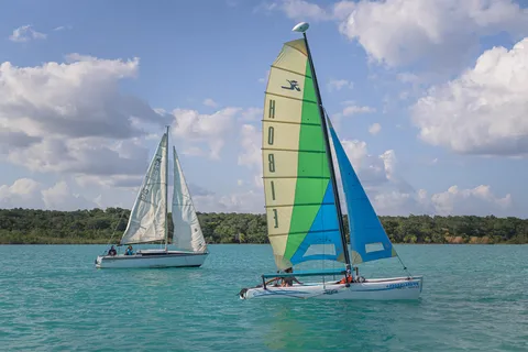 Bacalar: tour in barca a vela di gruppo con guida