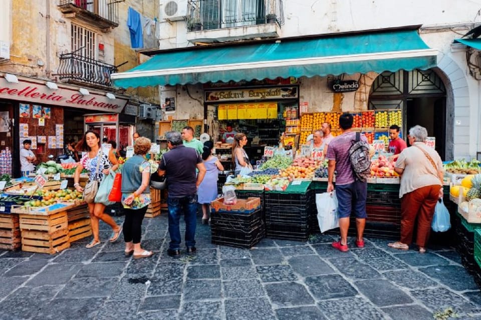 Ropa para la venta en un mercado al aire libre local. Italia