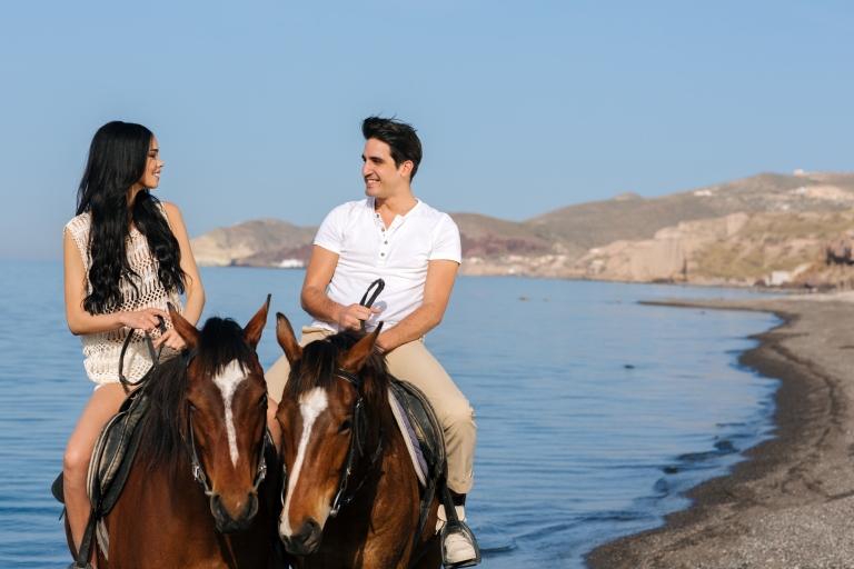 Santorin : équitation dans un paysage volcanique
