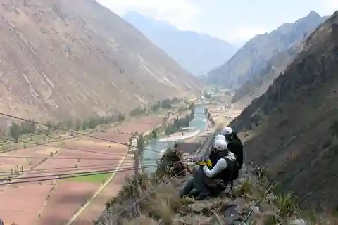 Vallée Sacrée : Via Ferrata et escalade en tyrolienne