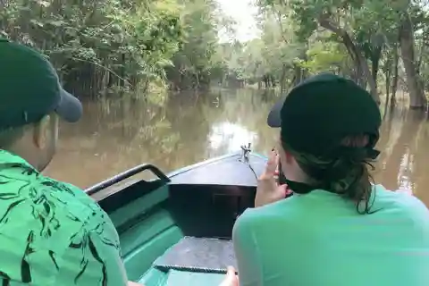 Amazonas: Boat Ride with a Local Amazonian