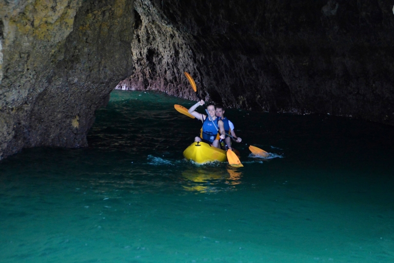 Van de jachthaven van Albufeira: kajakken in de grotten van BenagilVanuit de jachthaven van Albufeira: meertalige Benagil-kajaktour