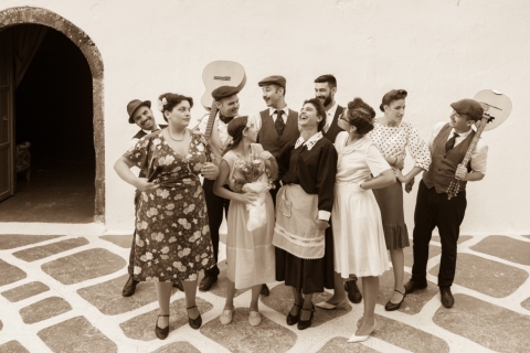 Santorin : billets pour le spectacle mariage à la grecqueSantorin : billet spectacle mariage à la grecque