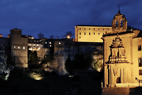 Cuenca: Nighttime Highlights Walking Tour in Spanish